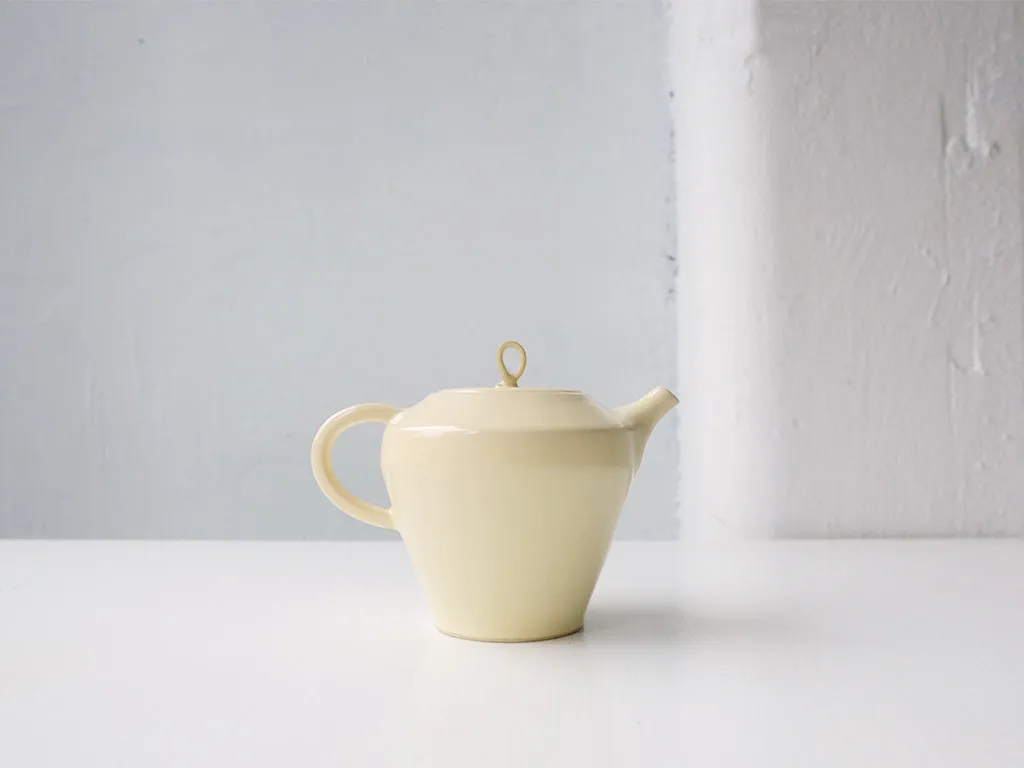 Cream Coloured Tea Pot by Okaueyakumo