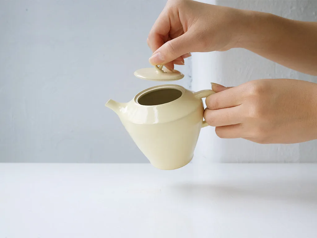 Cream Coloured Tea Pot by Okaueyakumo