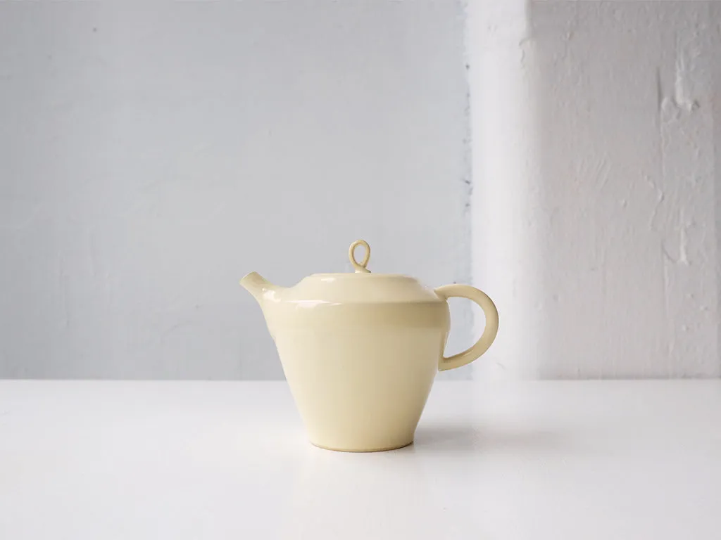 Cream Coloured Tea Pot by Okaueyakumo