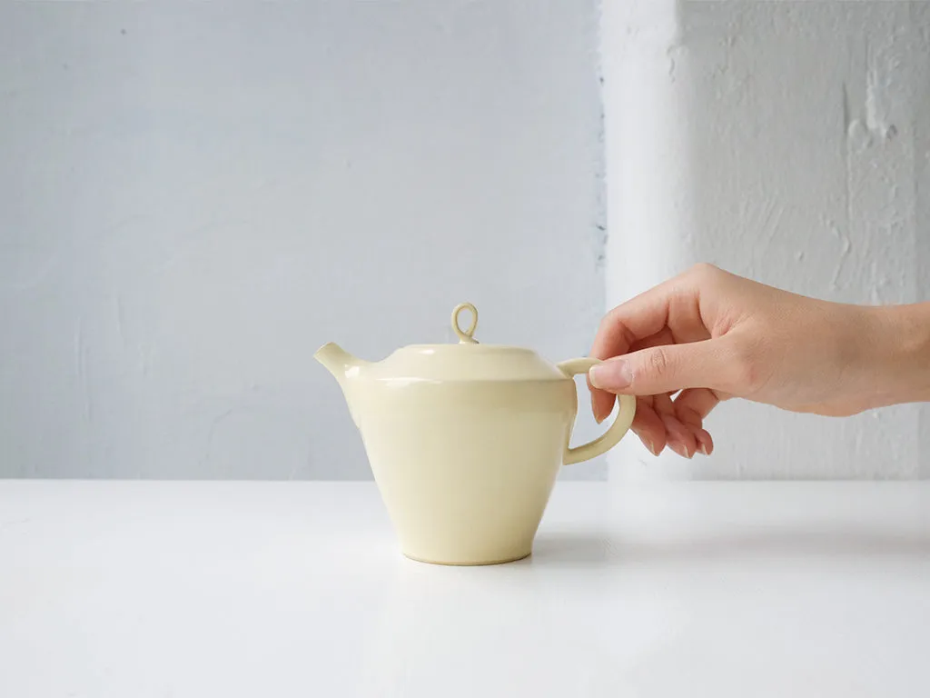 Cream Coloured Tea Pot by Okaueyakumo