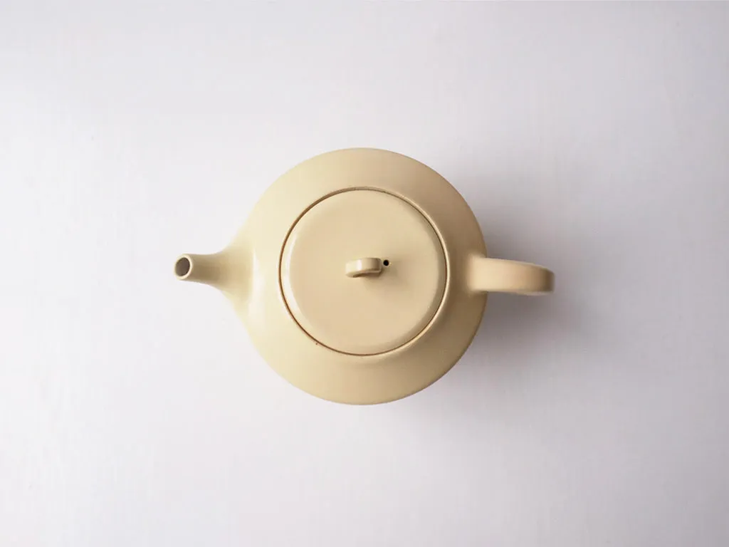 Cream Coloured Tea Pot by Okaueyakumo