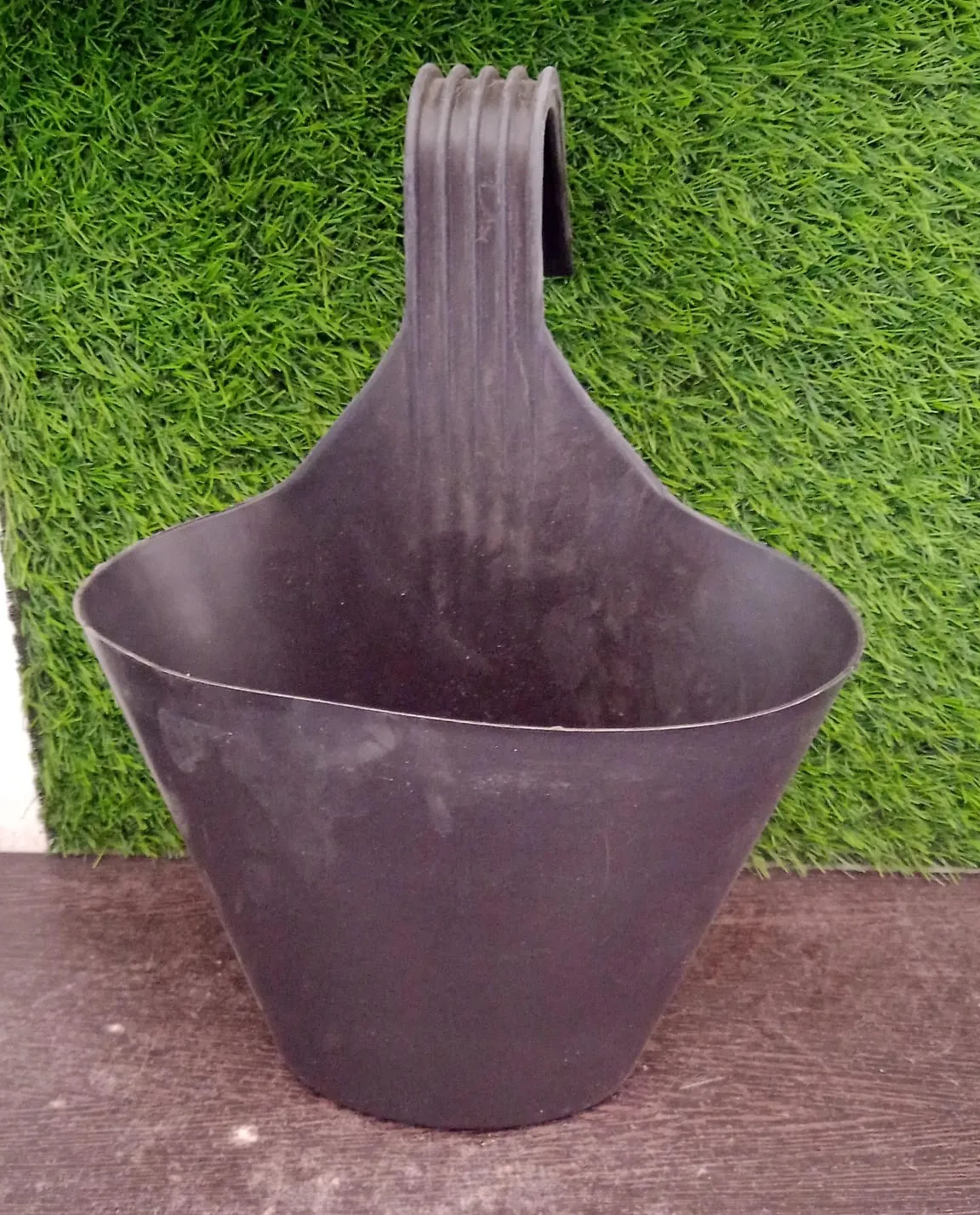 Hanging Planter Pot used for storing and holding plants and flowers in it and this is widely used in in all kinds of gardening and household places etc.