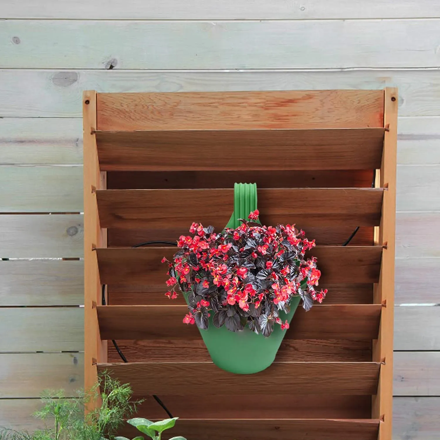 Hanging Planter Pot used for storing and holding plants and flowers in it and this is widely used in in all kinds of gardening and household places etc.